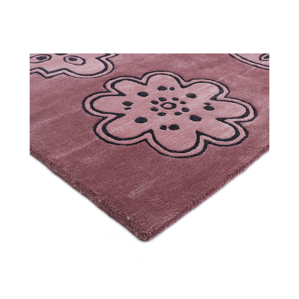 Folded edge of the Dotta viscose and wool rug showing the binding and tonal pattern